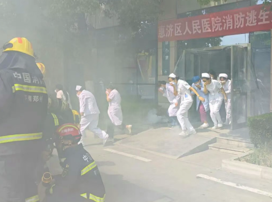 消防安全  警钟长鸣——我院强化消防安全培训，高标准完成危化品泄漏火灾应急演练！